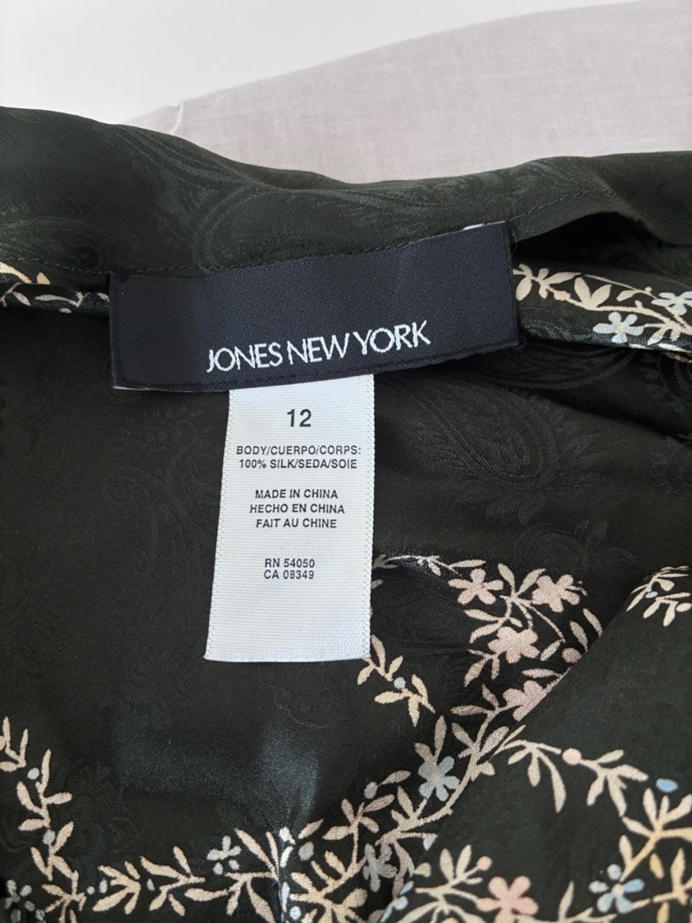 Jones New York Women's 100% Silk Floral Blouse - Picture 6 of 10
